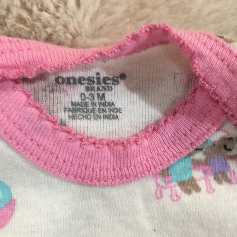 4 Onesies brand bodysuits - Picture 4 of 6